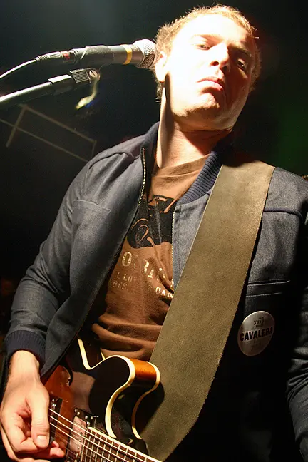Roney Giah tocando guitarra no palco